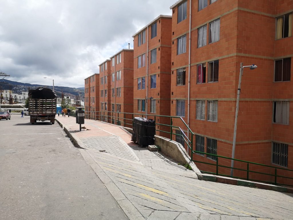 Mataron a Brayan en su apartamento 1 Mataron a Brayan en su apartamento La tristeza y el silencio rondan por las calles del barrio Rincón de Bolonia (Usme) tras la muerte de un joven de tan solo 23 años, quien fue asesinado sobre la madrugada del domingo a la entrada de su apartamento.
