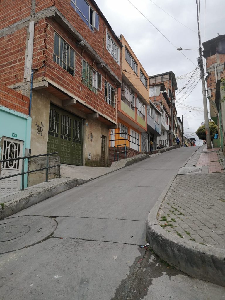 Matan a un hombre en el barrio Jerusalén Ayer los vecinos del barrio Jerusalén segundo sector (Ciudad Bolívar) quedaron consternados al escuchar que un hombre había sido apuñalado en una de las cuadras de su vecindario. Y es que, al igual que en otras partes de la capital, la noche es el escenario perfecto para que los criminales ataquen.