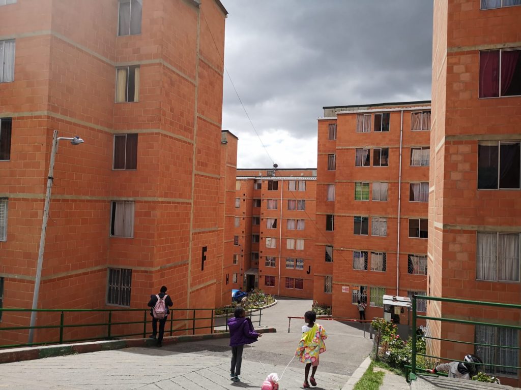 Mataron a Brayan en su apartamento 2 Mataron a Brayan en su apartamento La tristeza y el silencio rondan por las calles del barrio Rincón de Bolonia (Usme) tras la muerte de un joven de tan solo 23 años, quien fue asesinado sobre la madrugada del domingo a la entrada de su apartamento.