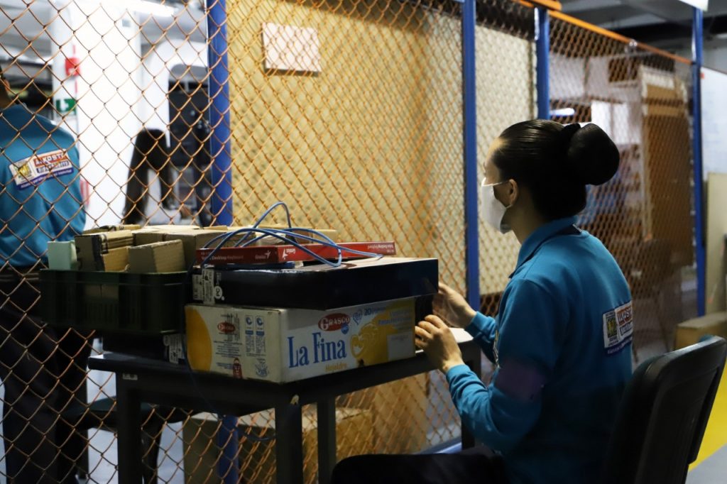 El Sena ha formado 847 aprendices con discapacidad intelectual En el Centro de Gestión de Mercados, Logística y Tecnologías de la Información, el Sena ha formado a 847 aprendices con discapacidad intelectual en los programas de: auxiliar de almacenamiento, empaque y embalaje de objetos, auxiliar de almacenamiento, empaque y embalaje de objetos, auxiliar de apoyo logístico en eventos y servicios empresariales en la capital.