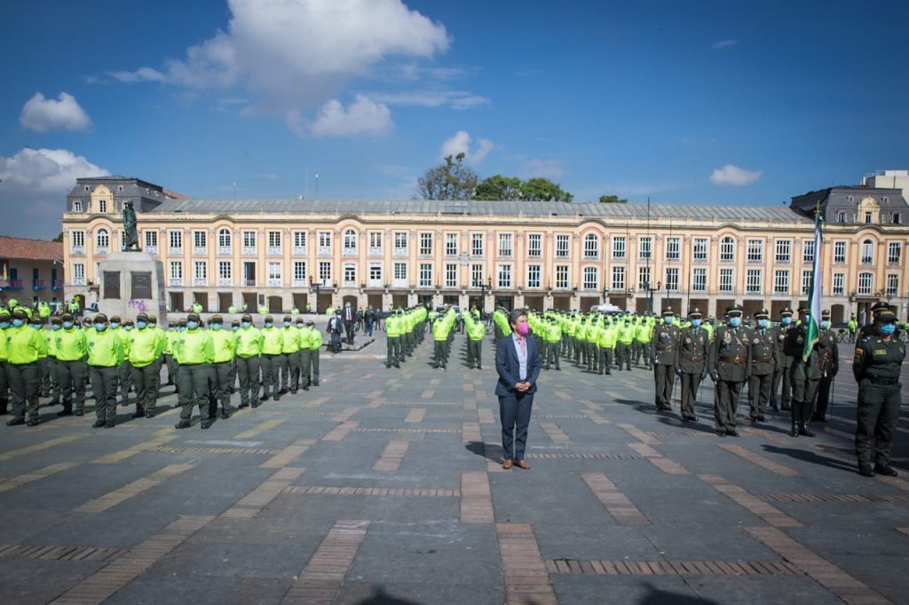 500 policías llegan para reforzar la seguridad en Bogotá 1 500 policías llegan para reforzar la seguridad en Bogotá En la Plaza de Bolívar, esta mañana se oficializó la incorporación de 500 policías que llegan para reforzar la seguridad de Bogotá. Estos uniformados se dedicarán a labores de inteligencia, seguimiento, investigación criminal, vigilancia y control.