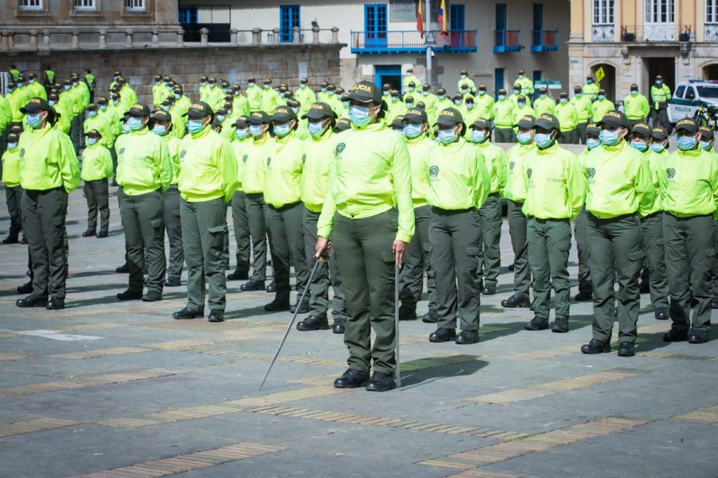 500 policías llegan para reforzar la seguridad en Bogotá 2 500 policías llegan para reforzar la seguridad en Bogotá En la Plaza de Bolívar, esta mañana se oficializó la incorporación de 500 policías que llegan para reforzar la seguridad de Bogotá. Estos uniformados se dedicarán a labores de inteligencia, seguimiento, investigación criminal, vigilancia y control.