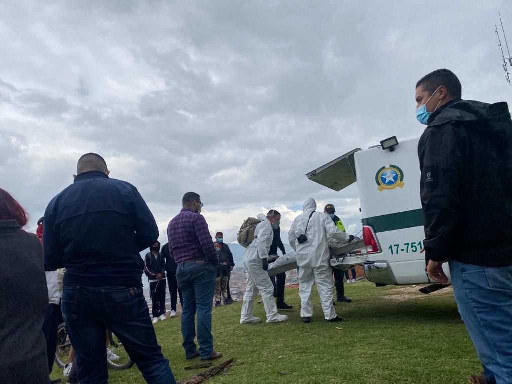 Hallan cadáver con impacto de arma de fuego en la cabeza 2 Hallan cadáver con impacto de arma de fuego en la cabeza En una zona boscosa que atraviesa dos barrios de Ciudad Bolívar fue visto entre la maleza lo que parecía ser el cuerpo sin vida de un hombre, que no superaba los 30 años. El primero en ver la aterradora escena fue un residente aledaño, quien iba bajando por las escaleras de concreto desgastadas, que aparentemente llevan allí más de 15 años.