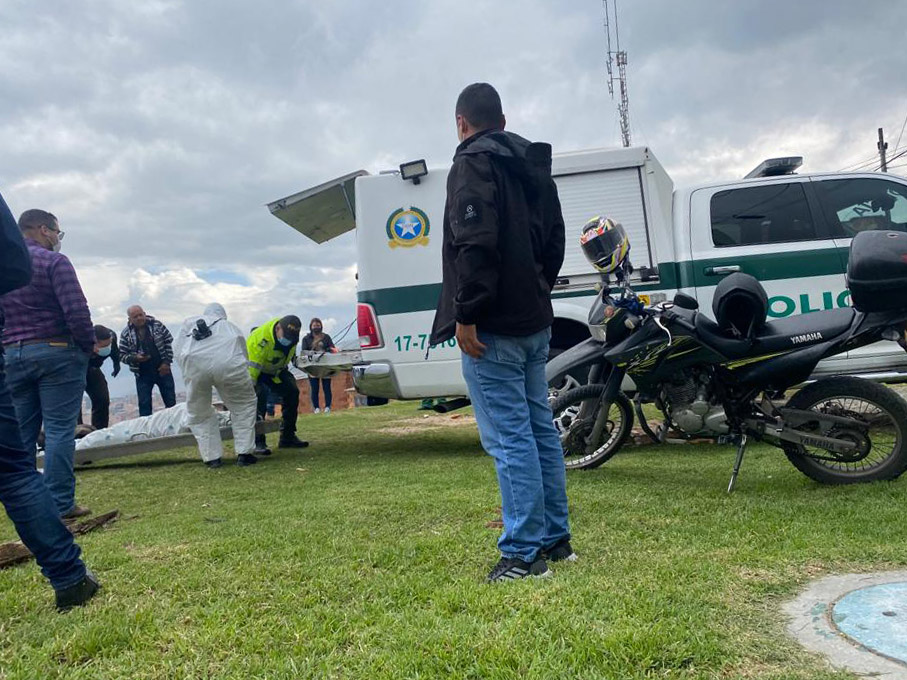 Aterrador hallazgo del cuerpo de un hombre en Ciudad Bolívar 1 Aterrador hallazgo del cuerpo de un hombre en Ciudad Bolívar En una zona boscosa que atraviesa dos barrios de Ciudad Bolívar fue visto entre la maleza lo que parecía ser el cuerpo sin vida de un hombre, que no superaba los 30 años. El primero en ver la aterradora escena fue un residente aledaño, quien iba bajando por las escaleras de concreto desgastadas que aparentemente llevan allí más de 15 años.