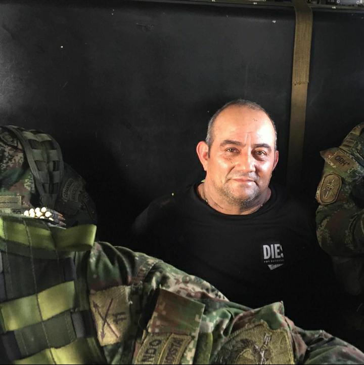 Fuerzas Armadas capturan a 'Otoniel', jefe del Clan del Golfo 2 Fuerzas Armadas capturan a 'Otoniel', jefe del Clan del Golfo En una operación conjunta entre la Policía, el Ejército y la Fuerza Aérea se logró la captura del jefe del Clan del Golfo, Dairo Antonio Úsuga David, alias ‘Otoniel’, uno de los narcotraficantes más buscado del país.