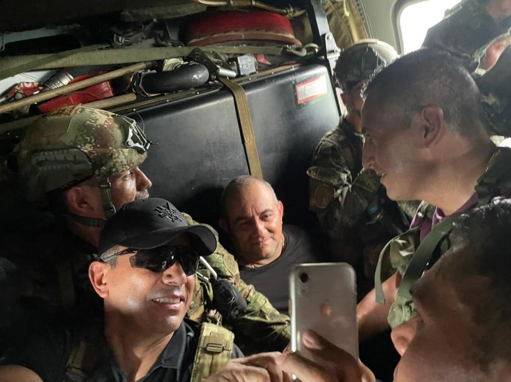 Fuerzas Armadas capturan a 'Otoniel', jefe del Clan del Golfo 1 Fuerzas Armadas capturan a 'Otoniel', jefe del Clan del Golfo En una operación conjunta entre la Policía, el Ejército y la Fuerza Aérea se logró la captura del jefe del Clan del Golfo, Dairo Antonio Úsuga David, alias ‘Otoniel’, uno de los narcotraficantes más buscado del país.