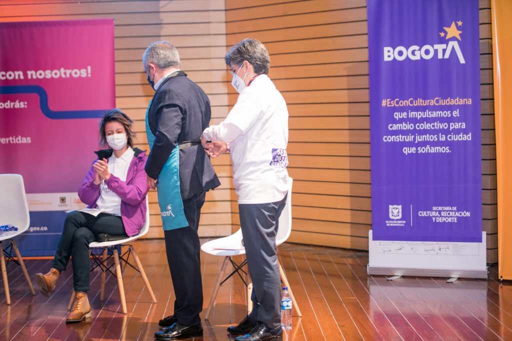 Llegó a Bogotá escuela 'Hombres al Cuidado' 2 Llegó a Bogotá escuela 'Hombres al Cuidado' La Alcaldía de Bogotá lanzó en las últimas horas la escuela ‘Hombres al Cuidado’, con la que se empezará la transformación cultural en la ciudad. Con esta iniciativa se busca que los hombres en la capital se conviertan en agentes de cambio y asuman responsabilidades en el hogar, para que las personas que han asumido un rol de cuidadoras en el hogar tengan mejores oportunidades.