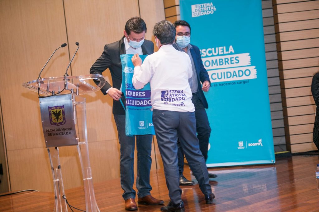 Llegó a Bogotá escuela 'Hombres al Cuidado' 3 Llegó a Bogotá escuela 'Hombres al Cuidado' La Alcaldía de Bogotá lanzó en las últimas horas la escuela ‘Hombres al Cuidado’, con la que se empezará la transformación cultural en la ciudad. Con esta iniciativa se busca que los hombres en la capital se conviertan en agentes de cambio y asuman responsabilidades en el hogar, para que las personas que han asumido un rol de cuidadoras en el hogar tengan mejores oportunidades.
