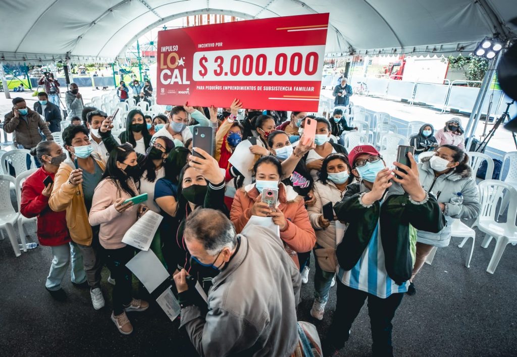 Emprendedores de Ciudad Bolívar reciben apoyo por $3 mil millones 1 Emprendedores de Ciudad Bolívar reciben apoyo por $3 mil millones En el parque Ensueño, de Ciudad Bolívar, la Alcaldía de Bogotá entregó este martes apoyos económicos por 3 mil millones de pesos a emprendedores de economía popular, por medio del programa ‘Bogotá Local’.
