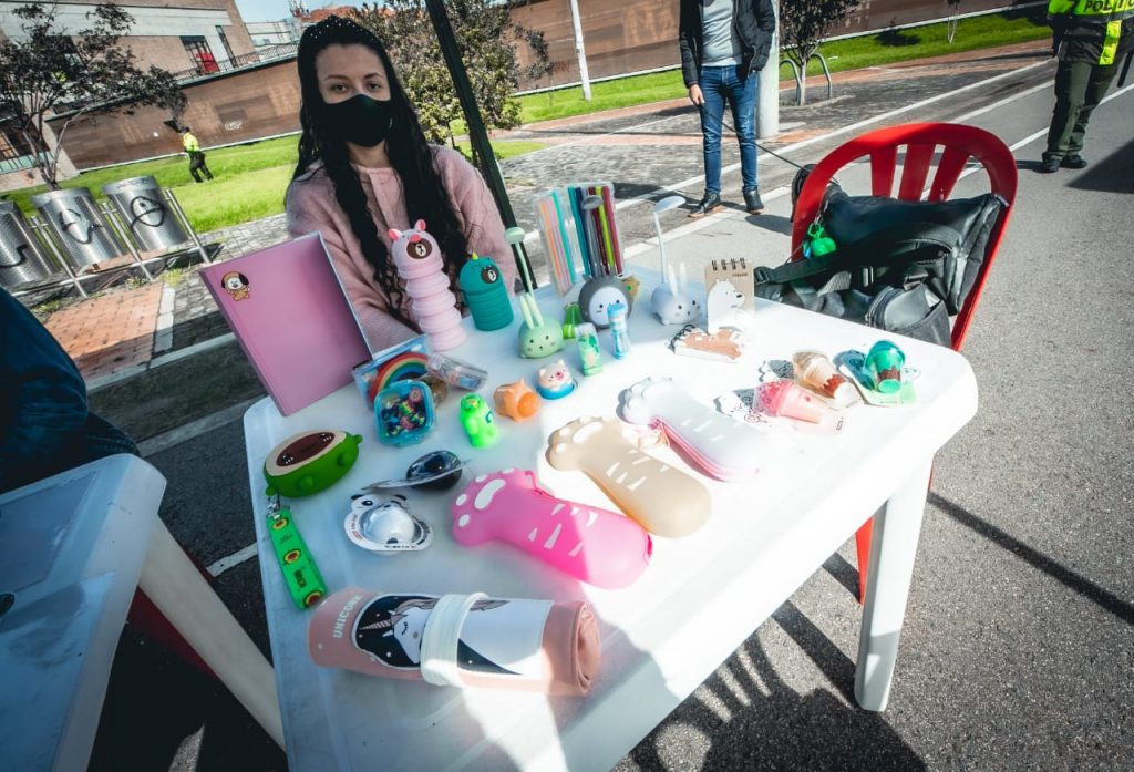 Emprendedores de Ciudad Bolívar reciben apoyo por $3 mil millones 3 Emprendedores de Ciudad Bolívar reciben apoyo por $3 mil millones En el parque Ensueño, de Ciudad Bolívar, la Alcaldía de Bogotá entregó este martes apoyos económicos por 3 mil millones de pesos a emprendedores de economía popular, por medio del programa ‘Bogotá Local’.