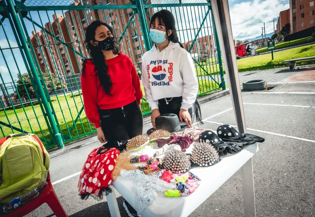 Emprendedores de Ciudad Bolívar reciben apoyo por $3 mil millones 2 Emprendedores de Ciudad Bolívar reciben apoyo por $3 mil millones En el parque Ensueño, de Ciudad Bolívar, la Alcaldía de Bogotá entregó este martes apoyos económicos por 3 mil millones de pesos a emprendedores de economía popular, por medio del programa ‘Bogotá Local’.