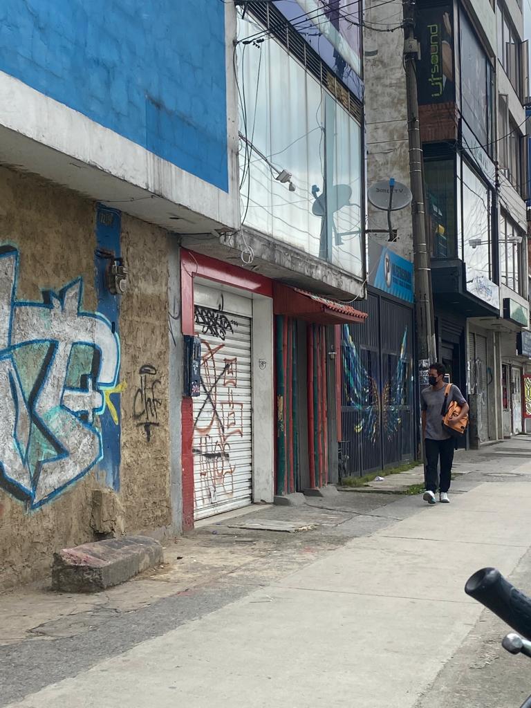Luchó por cinco días, pero falleció a causa de impacto de bala 3 Luchó por cinco días, pero falleció a causa de impacto de bala El silencio de los habitantes y comerciantes del barrio Cervantes, en la localidad de Kennedy, es el resultado del temor que se siente allí tras el asesinato de un hombre de 40 años al interior de una taberna.