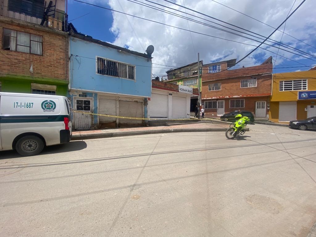 Matan a trabajador de una droguería en Vista Hermosa 1 Matan a trabajador de una droguería en Vista Hermosa Empuñando un arma de fuego con el fin de llevarse el producido de una droguería llegó, la mañana de ayer, un delincuente hasta el negocio. Intimidó al hombre que estaba atendiendo y en el momento en que se sintió acorralado por los gritos de la comunidad, accionó el revólver.