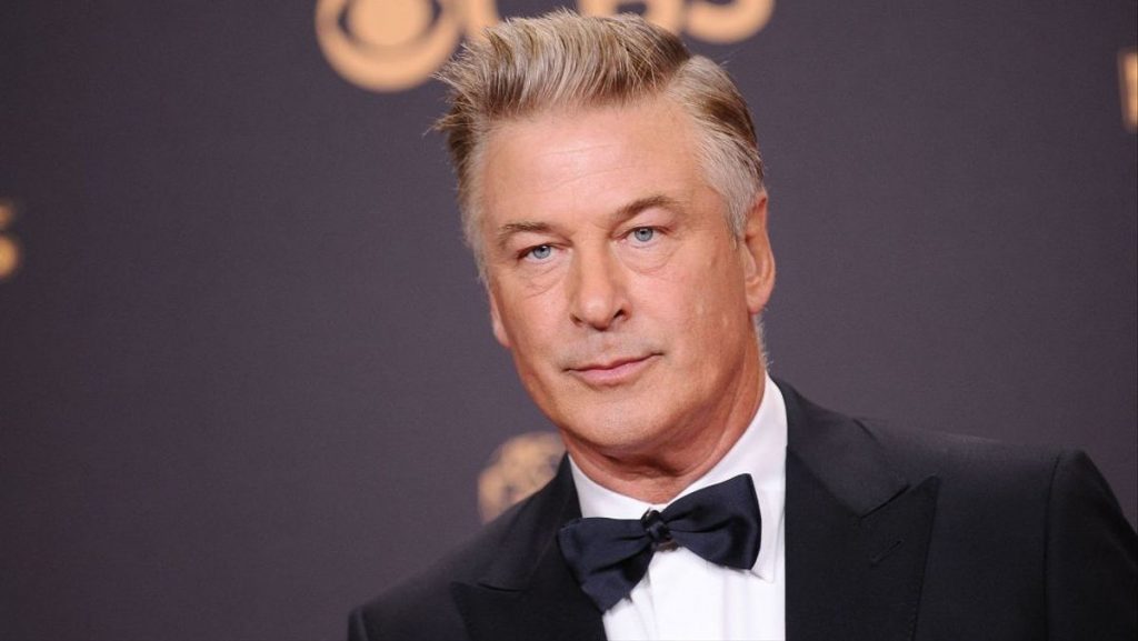 Actor Alec Baldwin mató accidentalmente a una mujer en un rodaje Una mujer murió este jueves en el estado de Nuevo México durante el rodaje de un tiroteo de la película "Rust" protagonizada por el actor&nbsp;Alec&nbsp;Baldwin, informaron las autoridades estadounidenses.