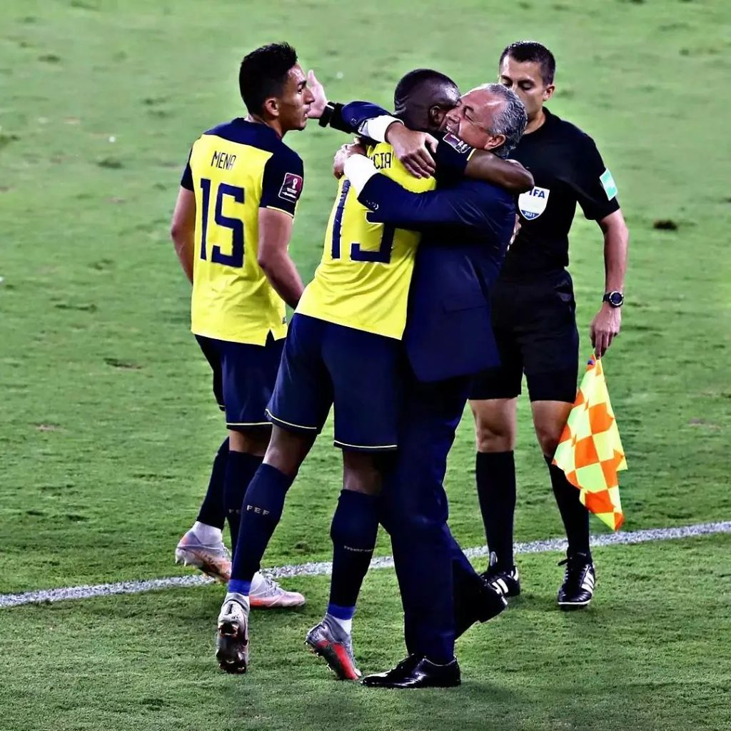 "No sé si Colombia es un equipo que tiene debilidades", Alfaro 2 "No sé si Colombia es un equipo que tiene debilidades", Alfaro El director técnico de la Selección de Ecuador, Gustavo Alfaro, reconoció este martes que Colombia es un rival "difícil de vulnerar", esto de cara al partido de este jueves por la Eliminatoria Suramericana para el Mundial de Catar 2022.