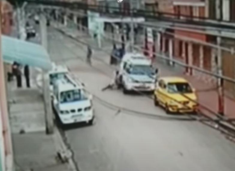 Anciano en bicicleta fue arrollado por ambulancia 1 Anciano en bicicleta fue arrollado por ambulancia Repudio e indignación ha causado un video que rueda por las redes sociales, en el que se ve el momento en el que una ambulancia atropella a un adulto mayor de 85 años que se movilizaba en bicicleta por una calle del sur de la ciudad.