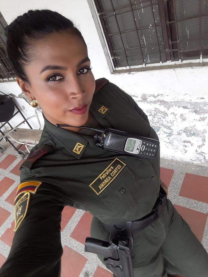 El lío de la patrullera Andrea Cortés señalada por supuesto robo 1 El lío de la patrullera Andrea Cortés señalada por supuesto robo En 2018 Andrea Cortés hizo historia al convertirse, luego de que su cambio de nombre fuera aceptado, en la primera mujer policía transgénero de la historia del país. Desde ese entonces, la oficial de 26 años se convirtió en el ícono de la igualdad en la Policía Nacional, y en una referente de inspiración y lucha para las personas que deciden transformar su identidad sexual.