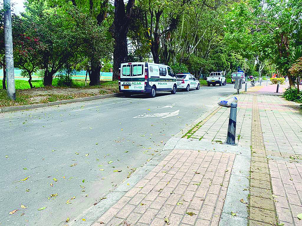 Misterioso crimen en caño de Teusaquillo 2 Misterioso crimen en caño de Teusaquillo El silencioso crimen que se registró en el barrio La Magdalena, en Teusaquillo, la mañana de ayer, ha causado zozobra entre los habitantes de esta zona, pues ninguno escuchó el disparo que le fue hallado en el rostro al cadáver que estaba flotando en medio de un canal de aguas.