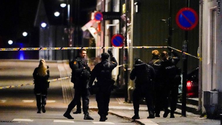 Al menos cinco muertos deja violento ataque con arco y flechas Un hombre armado con un arco y flechas mató a cinco personas e hirió a otras dos este miércoles en Kongsberg, sureste de&nbsp;Noruega, antes de ser detenido, anunció la policía, que no descarta un hecho terrorista.