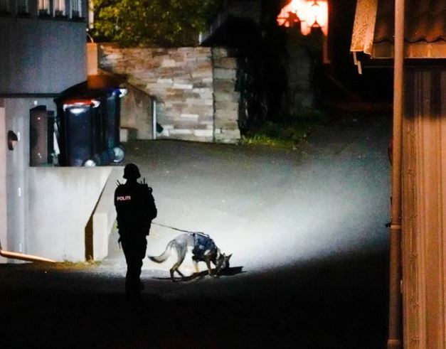 Al menos cinco muertos deja violento ataque con arco y flechas Un hombre armado con un arco y flechas mató a cinco personas e hirió a otras dos este miércoles en Kongsberg, sureste de&nbsp;Noruega, antes de ser detenido, anunció la policía, que no descarta un hecho terrorista.