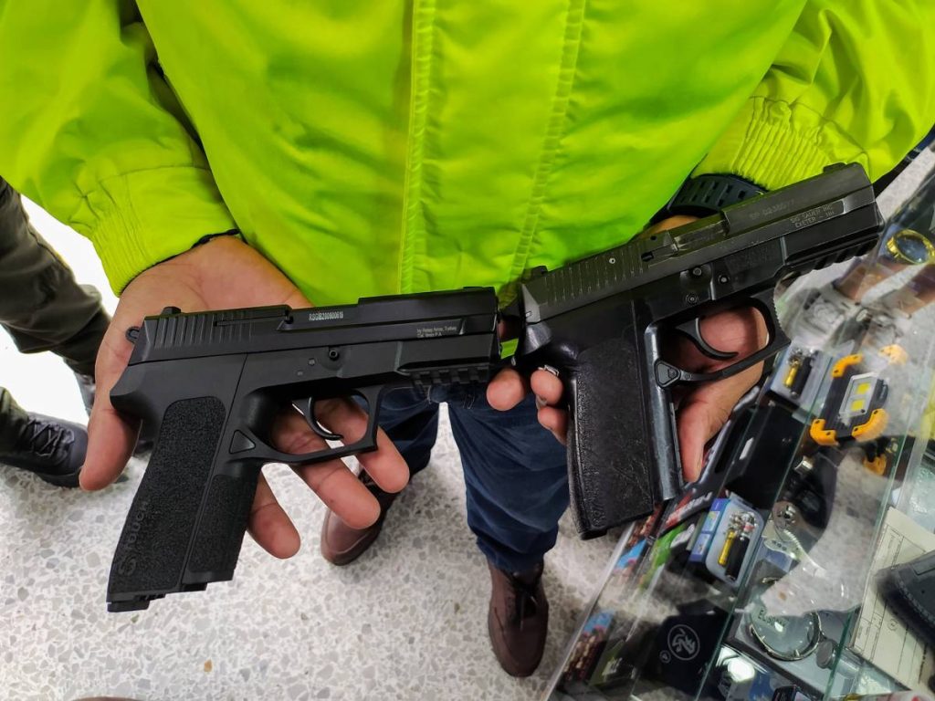 Listo el decreto para regular el porte y tenencia de armas traumáticas El Ministro de Defensa, Diego Molano, ya dejó listo para aprobación de la presidencia el decreto para regular el porte y tenencia de las armas traumáticas o de fogueo.