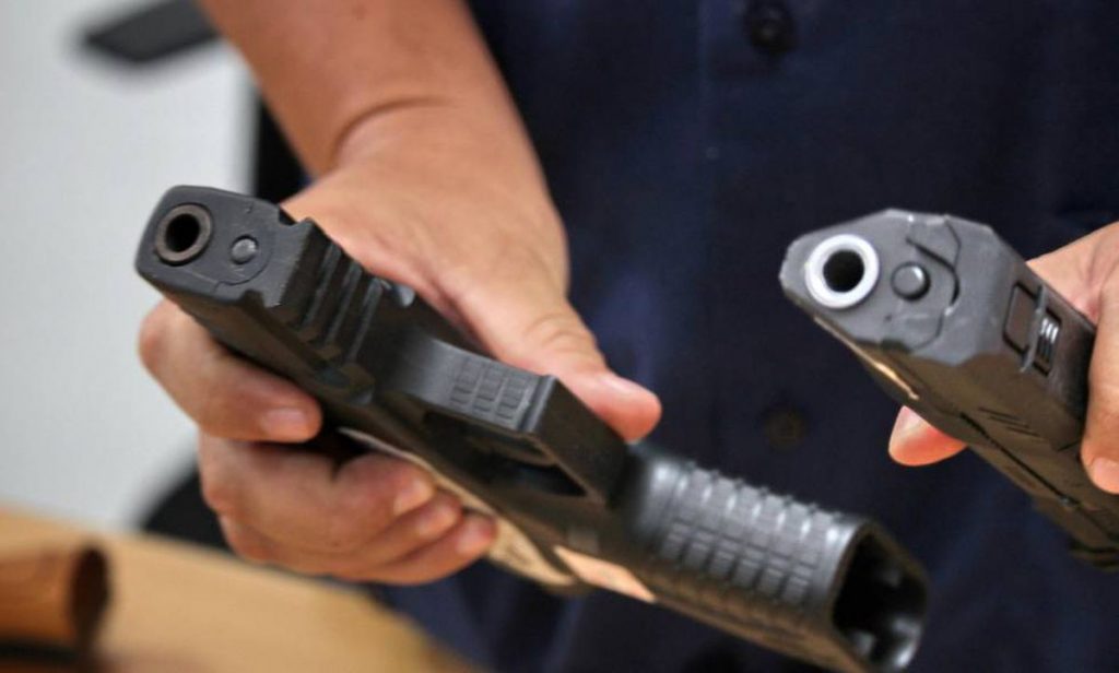 Listo el decreto para regular el porte y tenencia de armas traumáticas El Ministro de Defensa, Diego Molano, ya dejó listo para aprobación de la presidencia el decreto para regular el porte y tenencia de las armas traumáticas o de fogueo.