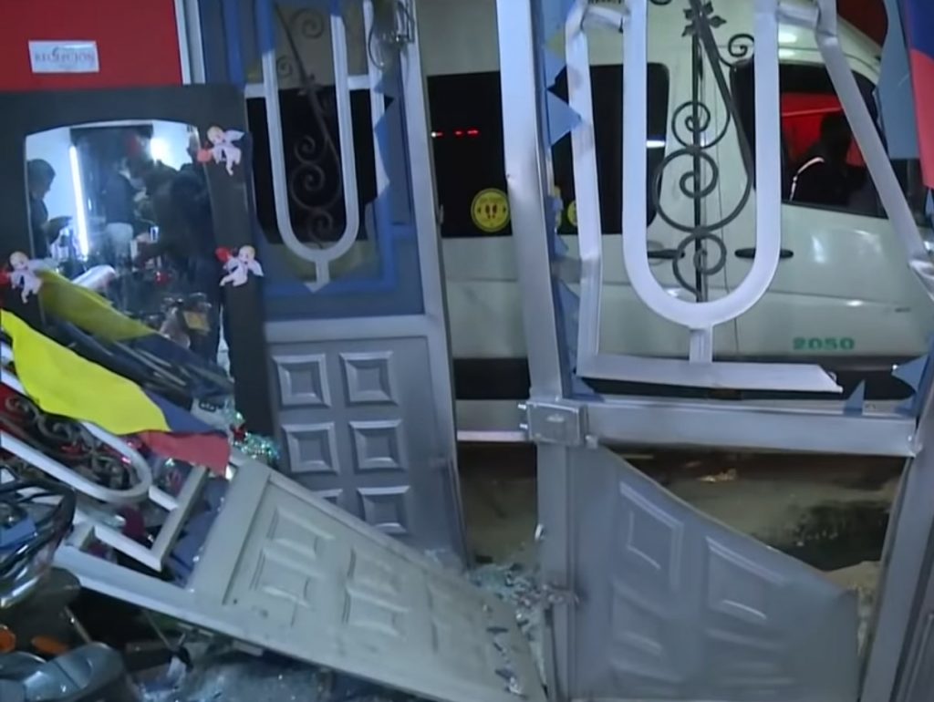 Imprudencia vial causó enormes daños a barbería en Fontibón Una de las principales causas de accidentes en Bogotá es el exceso de velocidad. También las maniobras imprudentes hacen que los conductores no piensen en los demás actores viales y produzcan incidentes que, incluso, terminan siendo fatales.