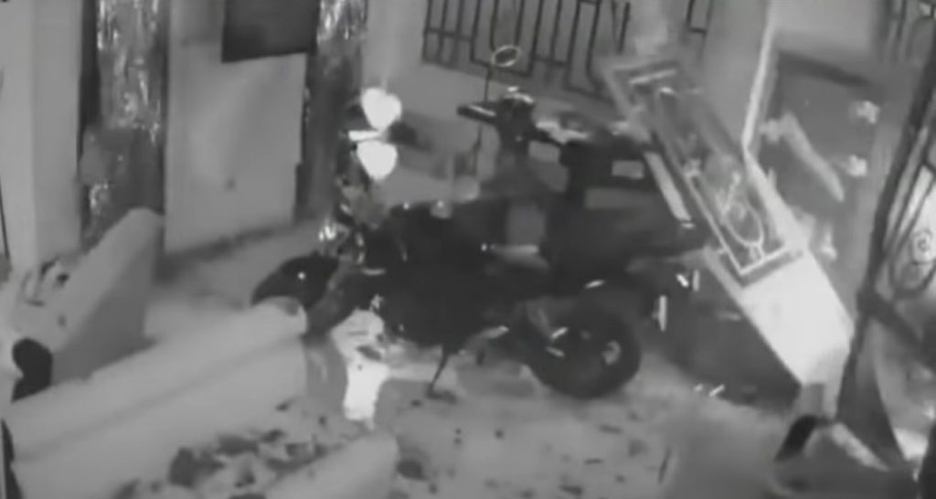 Imprudencia vial causó enormes daños a barbería en Fontibón Una de las principales causas de accidentes en Bogotá es el exceso de velocidad. También las maniobras imprudentes hacen que los conductores no piensen en los demás actores viales y produzcan incidentes que, incluso, terminan siendo fatales.