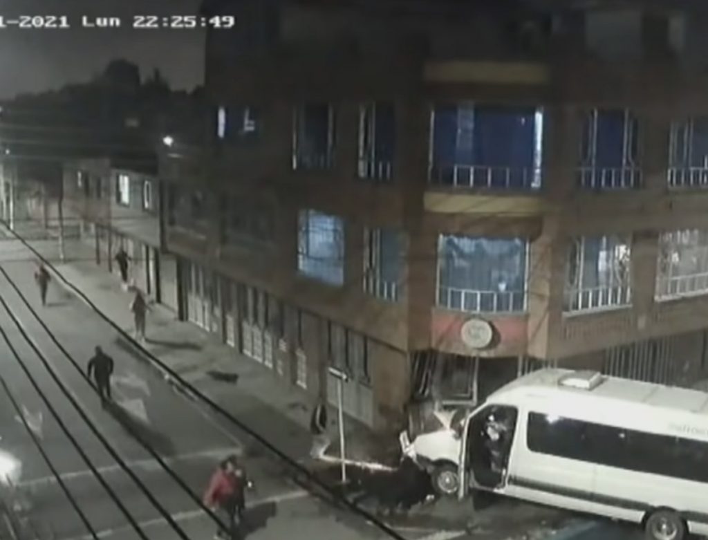 Imprudencia vial causó enormes daños a barbería en Fontibón Una de las principales causas de accidentes en Bogotá es el exceso de velocidad. También las maniobras imprudentes hacen que los conductores no piensen en los demás actores viales y produzcan incidentes que, incluso, terminan siendo fatales.