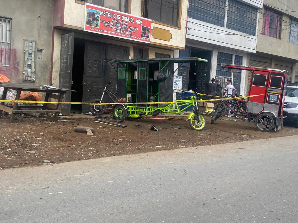 Balean a bicitaxista mientras arreglaba su vehículo 1 Balean a bicitaxista mientras arreglaba su vehículo Al sicario de Richard Andrés Zuleta no le bastó con dispararle una vez en la cabeza, sino que apenas vio que el cuerpo del joven cayó desplomado boca arriba se le acercó nuevamente. El asesino, con sevicia y mirándolo a los ojos, volvió apretar el gatillo al mismo tiempo que le apuntaba en el rostro, propinándole un tiro más en un pómulo y así asegurando su muerte.