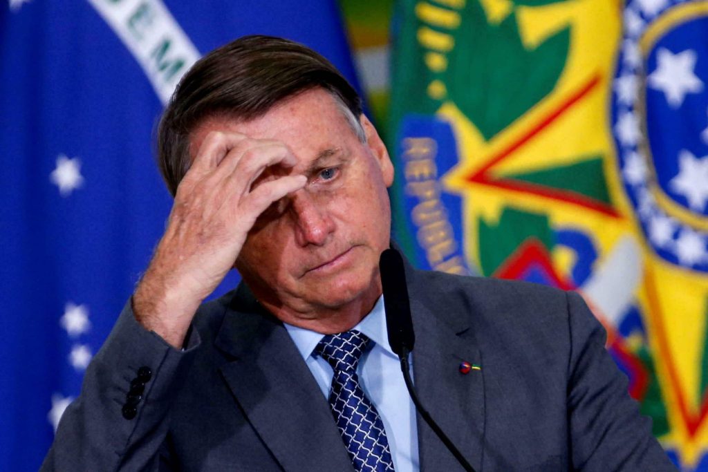 Por desinformar con vacunas COVID-19 suspenden a Bolsonaro 1 Por desinformar con vacunas COVID-19 suspenden a Bolsonaro Youtube suspendió por al menos una semana el canal del presidente de Brasil, Jair Bolsonaro, por desinformación en una transmisión en la que vincula el uso de las vacunas contra la COVID-19 con el desarrollo del sida.