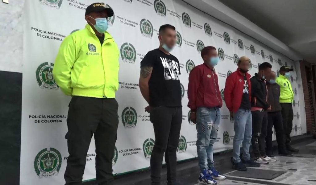 Banda se dedicaba a robar dinero en cajeros automáticos El Plan de Intervención a Bogotá sigue dando sorprendentes resultados en su búsqueda por reducir los hechos delictivos que tienen a la ciudadanía mamada. En las últimas horas, la Policía Metropolitana de Bogotá anunció la desarticulación del grupo delincuencial denominado ‘Arcadia’, compuesto por cuatro bandidos que se la pasaban robando los dineros de los cajeros automáticos en dos localidades de la capital y durante los últimos cuatro años. La investigación destapó el modus operandi con el que se hacían la platica.