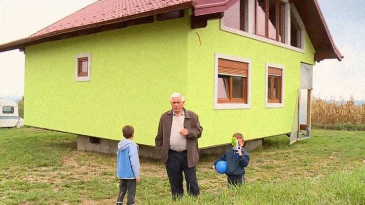 Construyó casa giratoria para complacer a su esposa 1 Construyó casa giratoria para complacer a su esposa Complacer a la mujer que se ama es un deber, esto aunque a veces ellas pidan cosas que parecen casi imposibles. Pues bien, esta es la historia de un hombre que hizo lo que parecía imposible, todo para ver feliz a su esposa.