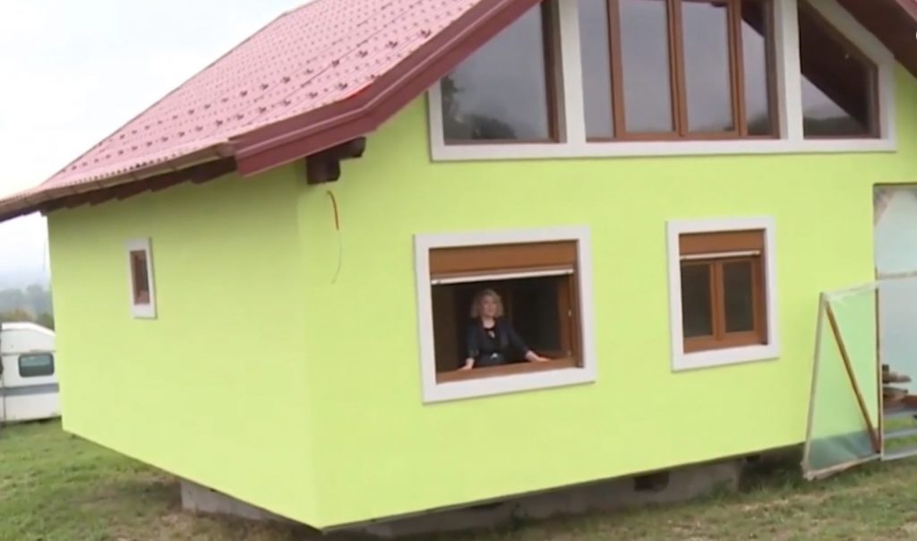 Construyó casa giratoria para complacer a su esposa 2 Construyó casa giratoria para complacer a su esposa Complacer a la mujer que se ama es un deber, esto aunque a veces ellas pidan cosas que parecen casi imposibles. Pues bien, esta es la historia de un hombre que hizo lo que parecía imposible, todo para ver feliz a su esposa.
