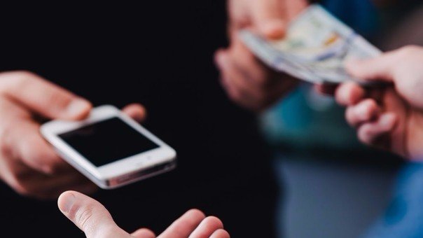 Joven vendió a su esposa para comprar celular y comida En&nbsp;Odisha, India, un&nbsp;joven de 17 años&nbsp;vendió a su esposa, de 26 años, por 2.400 dólares, cerca de&nbsp;9 millones de pesos colombianos. El hombre utilizó el dinero que recibió en un nuevo&nbsp;teléfono móvil y comida.