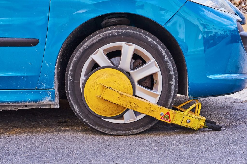 En Bogotá se implementarán los cepos para vehículos mal parqueados La Secretaría de Movilidad anunció que se volverán a instalar los cepos en Bogotá, con el objetivo de bloquear las llantas de los carros que se parqueen en lugares indebidos de las calles de la capital.