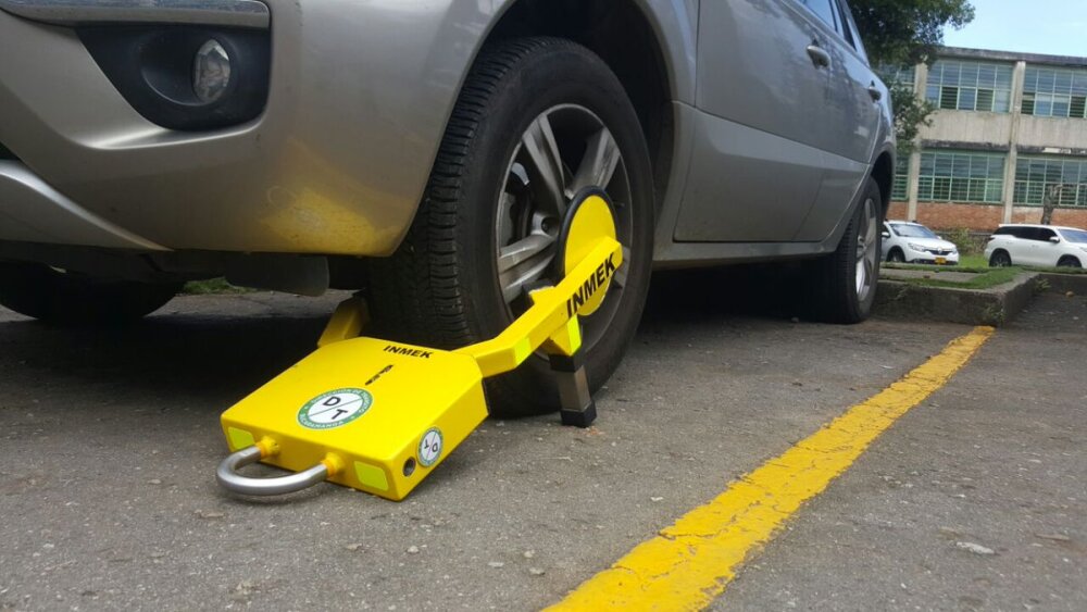En Bogotá se implementarán los cepos para vehículos mal parqueados La Secretaría de Movilidad anunció que se volverán a instalar los cepos en Bogotá, con el objetivo de bloquear las llantas de los carros que se parqueen en lugares indebidos de las calles de la capital.