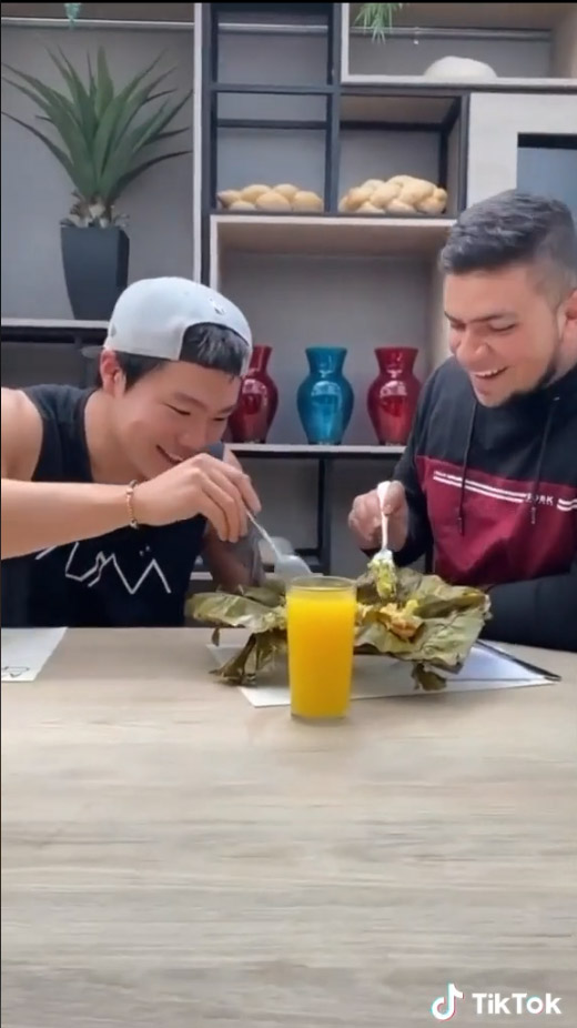 En TikTok, chino se hizo viral tras probar comida colombiana 2 En TikTok, chino se hizo viral tras probar comida colombiana En redes se viralizó la reacción de un joven chino que comió por primera vez changua, el hombre quedó sorprendido por "la combinación" de sabores. Al parecer, amigos del joven asiático lo invitaron a probar este plato típico de Colombia.