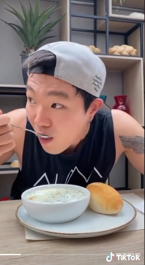 En TikTok, chino se hizo viral tras probar comida colombiana 1 En TikTok, chino se hizo viral tras probar comida colombiana En redes se viralizó la reacción de un joven chino que comió por primera vez changua, el hombre quedó sorprendido por "la combinación" de sabores. Al parecer, amigos del joven asiático lo invitaron a probar este plato típico de Colombia.