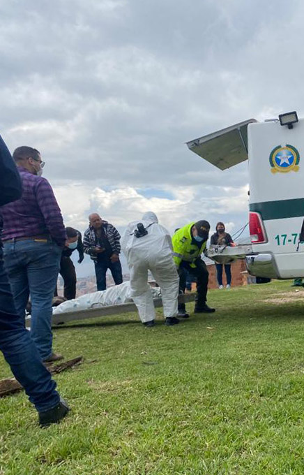 Hallan cadáver con impacto de arma de fuego en la cabeza 1 Hallan cadáver con impacto de arma de fuego en la cabeza En una zona boscosa que atraviesa dos barrios de Ciudad Bolívar fue visto entre la maleza lo que parecía ser el cuerpo sin vida de un hombre, que no superaba los 30 años. El primero en ver la aterradora escena fue un residente aledaño, quien iba bajando por las escaleras de concreto desgastadas, que aparentemente llevan allí más de 15 años.