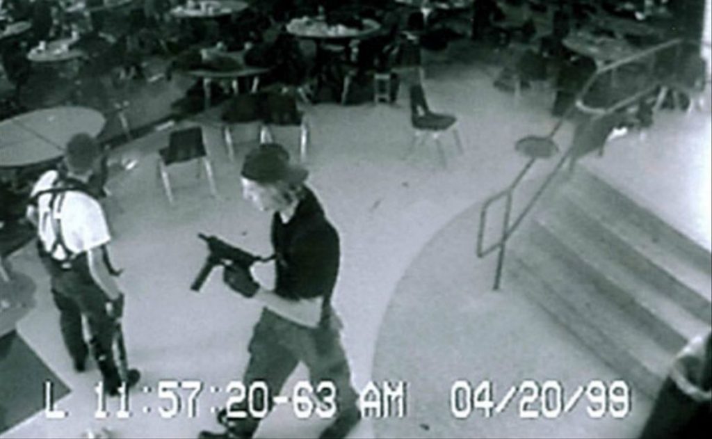 Al menos cuatro muertos por tiroteo en escuela de Texas 4 Al menos cuatro muertos por tiroteo en escuela de Texas Al menos cuatro personas muertas y cuatro heridos se registran a esta hora en la ciudad de Arlington, Texas (EE. UU.), donde un joven abrió fuego este miércoles en la escuela secundaria Timberview High School.