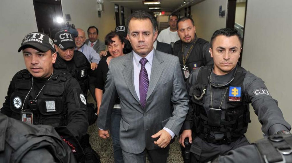 Coronel Arévalo, condenado a 22 años por crimen de grafitero 1 Coronel Arévalo, condenado a 22 años por crimen de grafitero Cerca de una semana después de que se conociera el sentido de fallo en contra de cinco involucrados en el asesinato del grafitero Diego Felipe Becerra, el juzgado 19 del Circuito de Bogotá fijó las penas condenatorias para cada uno de ellos.