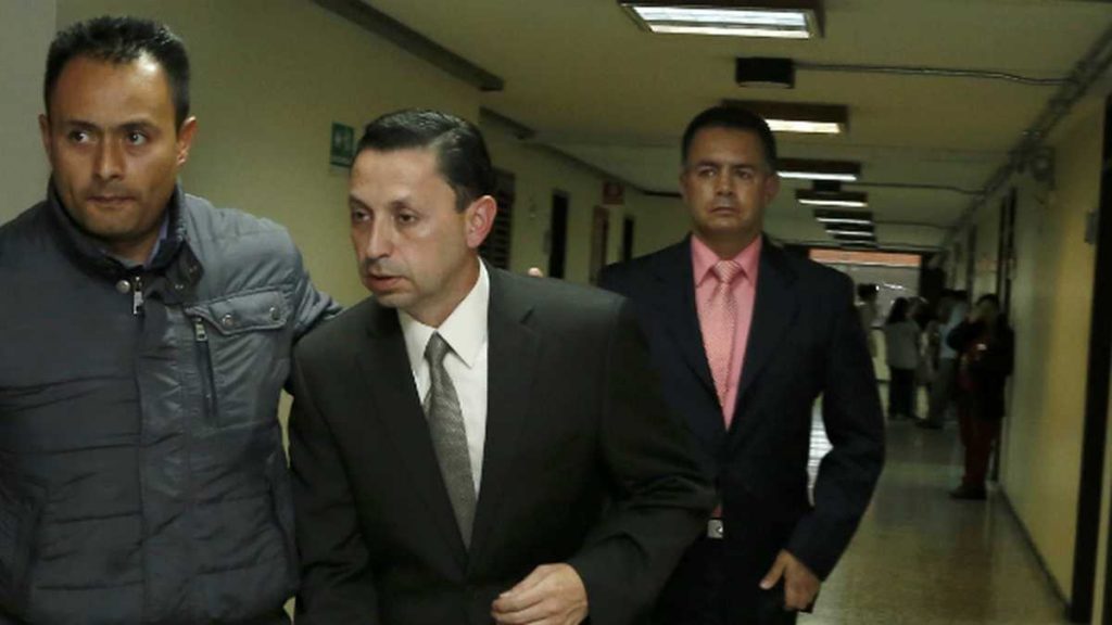 Coronel Arévalo, condenado a 22 años por crimen de grafitero 3 Coronel Arévalo, condenado a 22 años por crimen de grafitero Cerca de una semana después de que se conociera el sentido de fallo en contra de cinco involucrados en el asesinato del grafitero Diego Felipe Becerra, el juzgado 19 del Circuito de Bogotá fijó las penas condenatorias para cada uno de ellos.