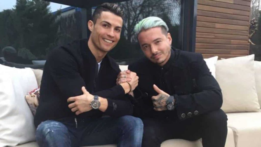Intriga por anuncio de J Balvin de nuevos proyectos con el CR7 1 Intriga por anuncio de J Balvin de nuevos proyectos con el CR7 Parece que la polémica que desató J Balvin con su canción ‘Perra’ ha quedado atrás, y ahora ha sembrado la intriga entre sus seguidores y los del crack del fútbol Cristiano Ronaldo, tras una publicación en su cuenta de Instagram, en la que se ve a los dos en una videollamada.