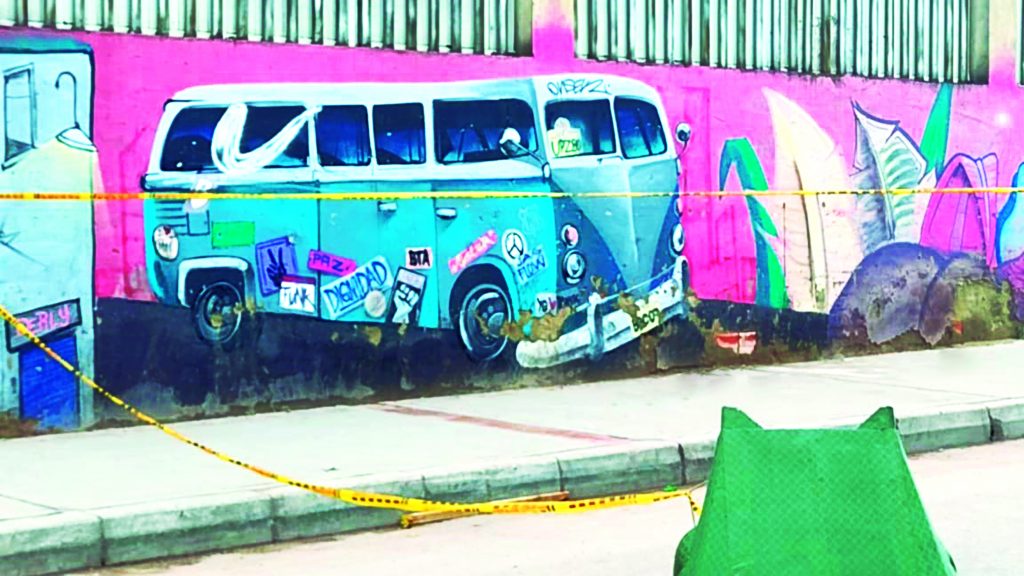 Bala por la espalda cerca a Corabastos La soleada mañana de ayer comenzó con un agitado homicidio detrás de la gran central de Corabastos en Kennedy. Las cuentas clandestinas de líneas de microtráfico y relacionadas con el bajo mundo se siguen pagando con sangre, a todas horas, en el barrio María Paz, esta vez cerca a la puerta 6 de la reconocida central de alimentos.