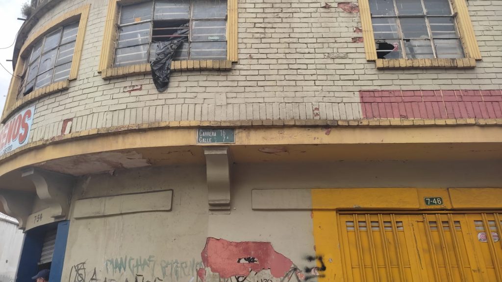 Atroz asesinato en la Estanzuela Agitado y con el corazón latiéndole tan fuerte que sentía que se le iba a salir del pecho, un muchacho corría en la mañana de ayer entre las cuadras del centro de la capital con el fin de huir de unos sujetos enfurecidos, armados con cuchillos, que le iban pisando los talones y tenían una única intención: arrebatarle la vida.