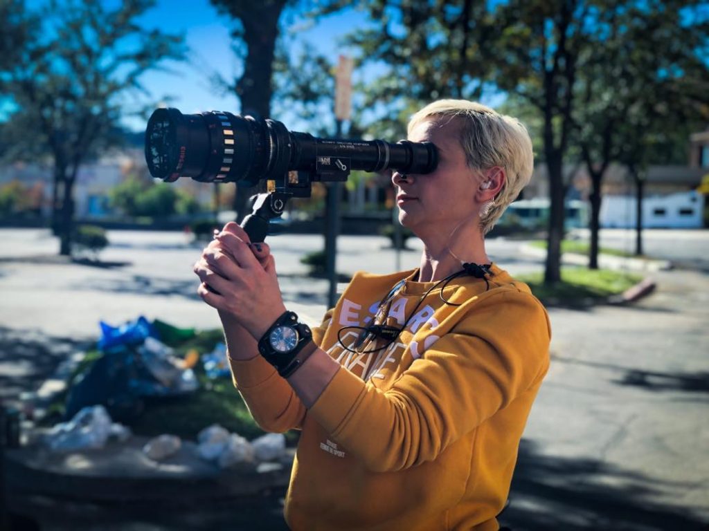 Halyna Hutchins, la directora de fotografía que falleció en el set 2 Halyna Hutchins, la directora de fotografía que falleció en el set La noticia de la tragedia que se vivió en el set de grabación de la película ‘Rust’, en Nuevo México, protagonizada por el actor Alec Baldwin, le ha dado la vuelta al mundo, y es que el conocer que el artista fue la persona que disparó el arma de utilería que le causó la muerte a Halyna Hutchins ha causado gran conmoción.