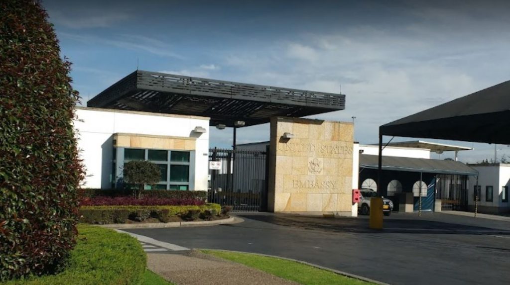 Falsa alarma de atentado en la embajada de Estados Unidos 1 Falsa alarma de atentado en la embajada de Estados Unidos Pasado el medio día de este viernes, las autoridades hicieron presencia en la Embajada de Estados Unidos que está ubicada en la Carrera 45 con Calle 24B, porque habían abandonado un vehículo en un parqueadero, lo que generó pánico en el sector pensando que podía tratarse de un atentado.