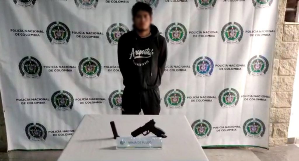 Por intolerancia en la vía disparó un arma traumática En las últimas horas la Policía de Bogotá informó que se logró la captura de un hombre, quien en un hecho de intolerancia en la localidad de Engativá en la noche de este jueves, desenfundó un arma traumática y lesionó a otro.