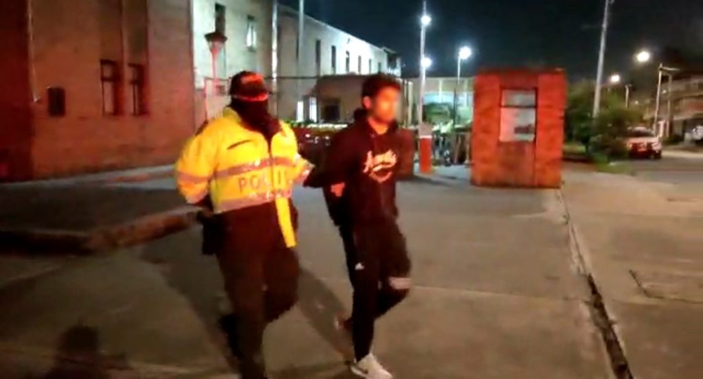 Por intolerancia en la vía disparó un arma traumática En las últimas horas la Policía de Bogotá informó que se logró la captura de un hombre, quien en un hecho de intolerancia en la localidad de Engativá en la noche de este jueves, desenfundó un arma traumática y lesionó a otro.